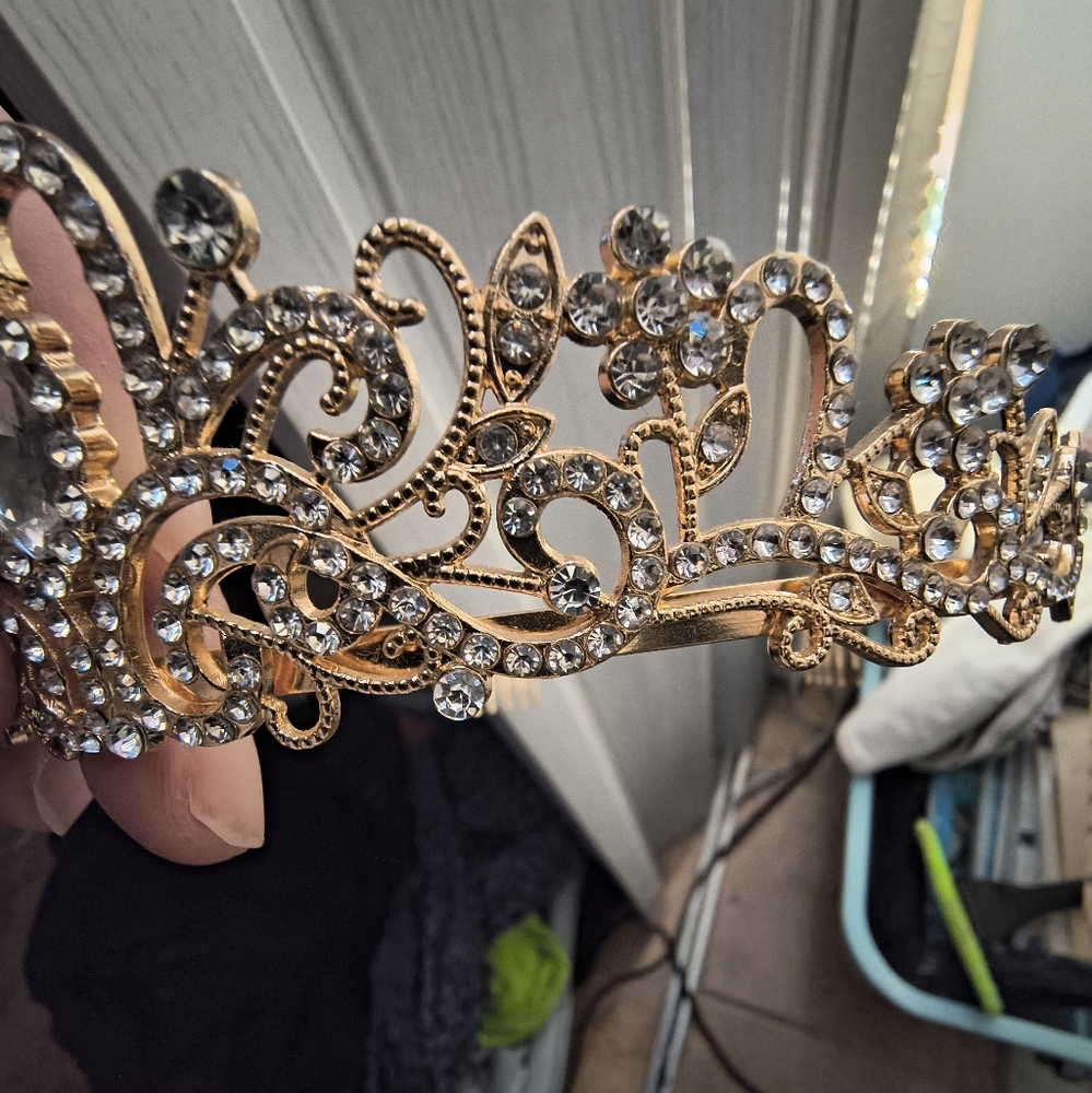 3/20$*Elegant Gold Tiara - Picture 7 of 8